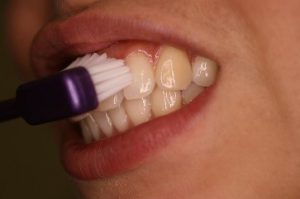 Teeth brushing technique for a healthy smile with a manual toothbrush